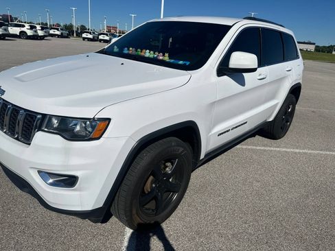 Used 2021 Jeep Grand Cherokee Laredo w/ Security & Convenience Group AWD/4WD image 2