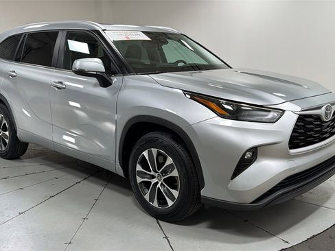 Certified 2023 Toyota Highlander XLE image 3