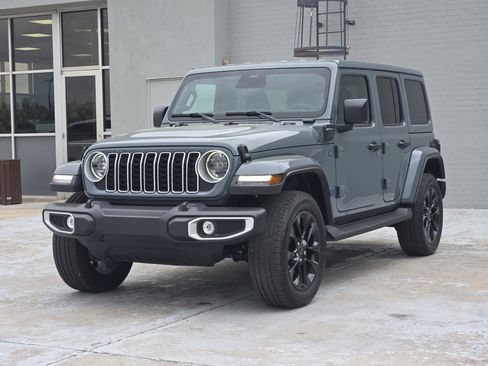 Used 2025 Jeep Wrangler Sahara image 4
