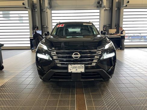 Used 2024 Nissan Rogue SV w/ SV Premium Package image 2