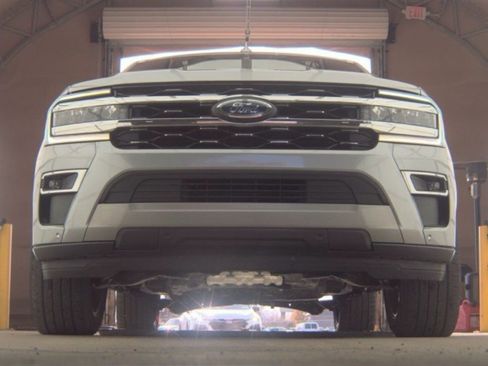 Used 2024 Ford Expedition Limited image 2