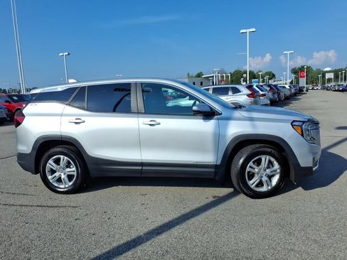 Used 2022 GMC Terrain SLE FWD image 2