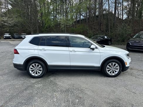 Used 2018 Volkswagen Tiguan SE w/ Panoramic Sunroof Package image 5