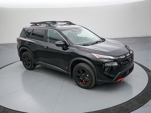 Used 2025 Nissan Rogue SV image 2