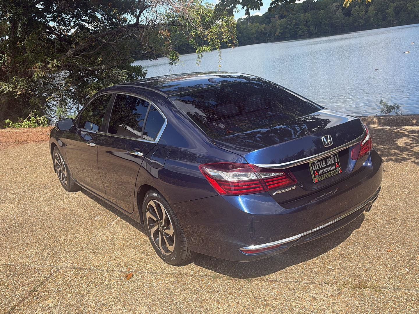 Used 2017 Honda Accord EX image 9