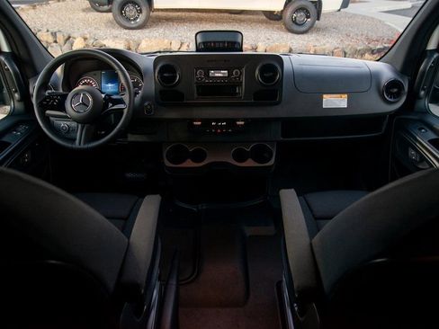 Used 2025 Mercedes-Benz Sprinter 2500 image 33