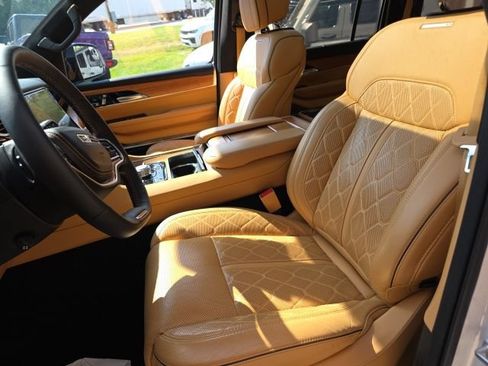 Used 2023 Jeep Grand Wagoneer Series III AWD/4WD image 10