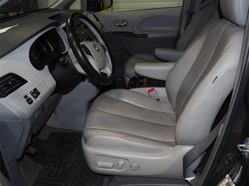 Used 2014 Toyota Sienna XLE image 6
