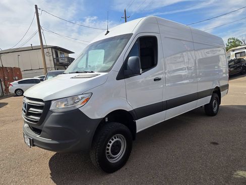 Used 2024 Mercedes-Benz Sprinter 2500 image 4
