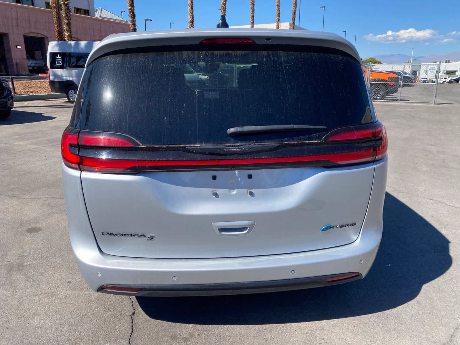 Used 2023 Chrysler Pacifica Touring-L w/ S Appearance Package FWD image 7