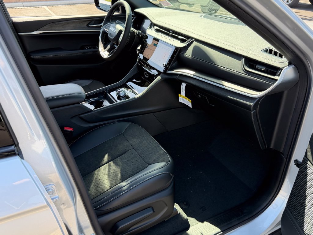 New 2026 Jeep Grand Cherokee Altitude RWD image 18