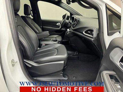 Used 2024 Chrysler Pacifica Touring-L w/ S Appearance Package AWD/4WD image 22