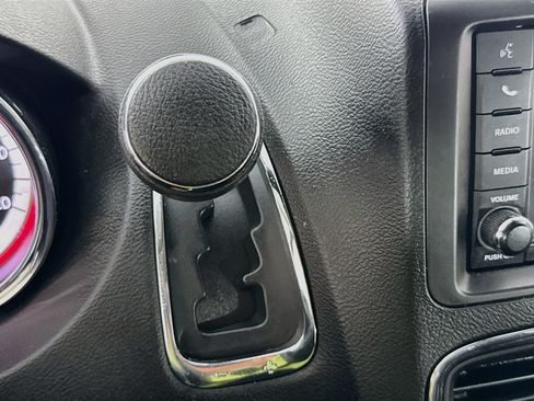 Used 2018 Dodge Grand Caravan SE FWD image 18