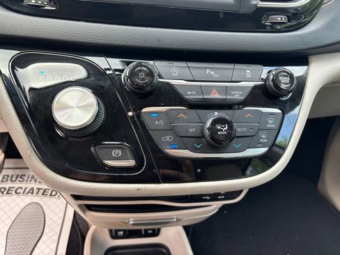 Used 2020 Chrysler Pacifica Touring-L FWD image 18