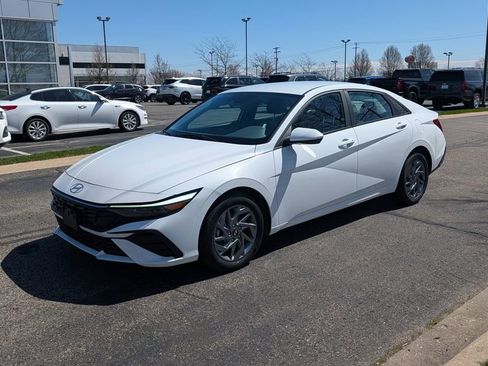 Used 2024 Hyundai Elantra SEL image 1