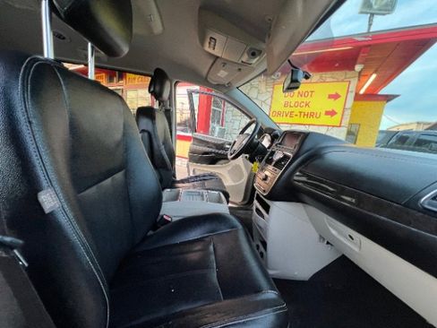 Used 2016 Chrysler Town & Country Touring w/ Driver Convenience Group image 12