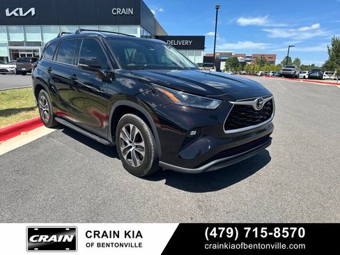 Used 2021 Toyota Highlander XLE FWD image 1