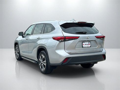Used 2023 Toyota Highlander XLE image 7