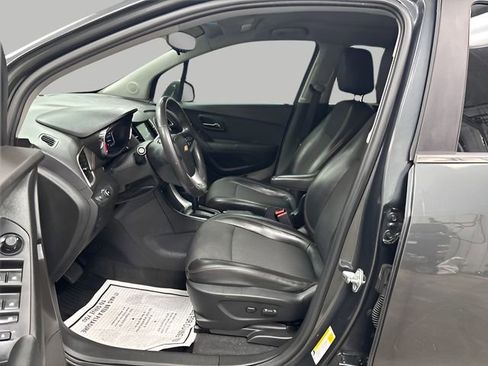 Used 2017 Chevrolet Trax LT w/ LT Convenience Package image 9