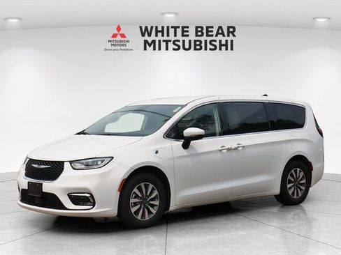 Used 2023 Chrysler Pacifica Touring-L FWD image 2