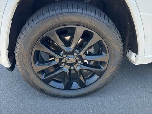 Used 2019 Jeep Grand Cherokee Altitude AWD/4WD image 2