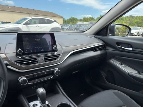 Used 2025 Nissan Altima 2.5 SV FWD image 33