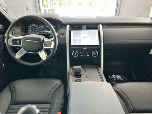 Used 2025 Land Rover Discovery S image 13
