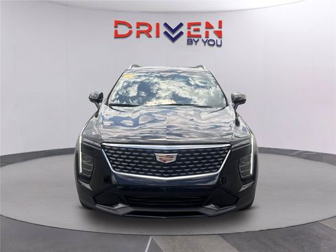 Used 2025 Cadillac XT4 Premium Luxury w/ Technology Package FWD image 9
