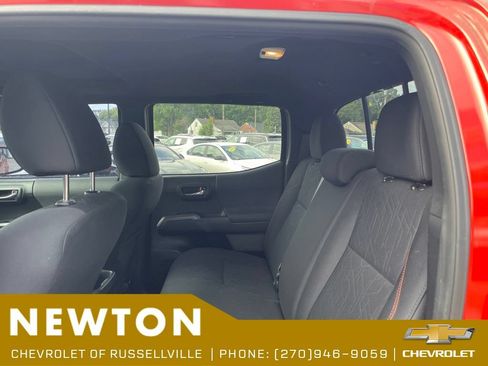 Used 2017 Toyota Tacoma TRD Sport AWD/4WD image 10