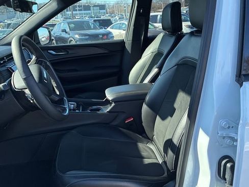 Used 2025 Jeep Grand Cherokee L Altitude image 9