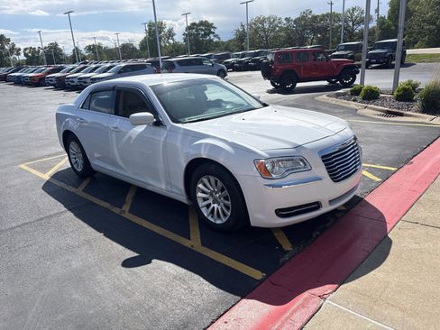 Used 2014 Chrysler 300 RWD image 4