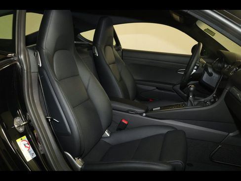 Used 2025 Porsche 718 Cayman RWD image 31
