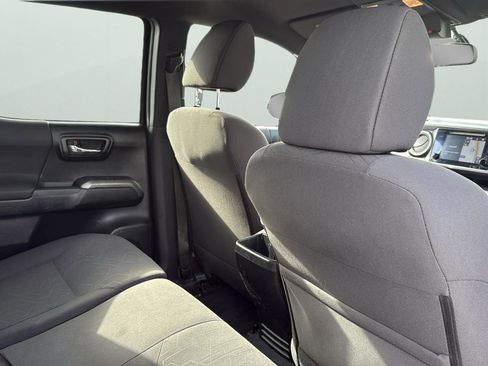 Used 2017 Toyota Tacoma TRD Sport w/ Tow Package (A/T) image 28