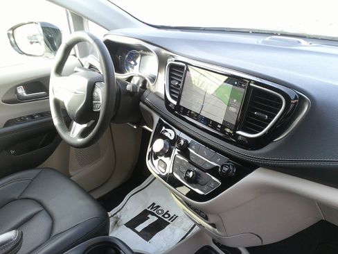 Used 2024 Chrysler Pacifica Select image 24
