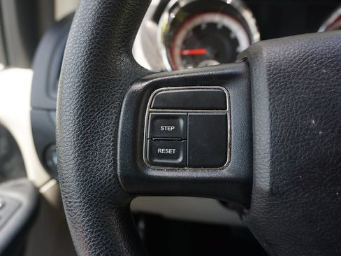 Used 2019 Dodge Grand Caravan SE FWD image 8