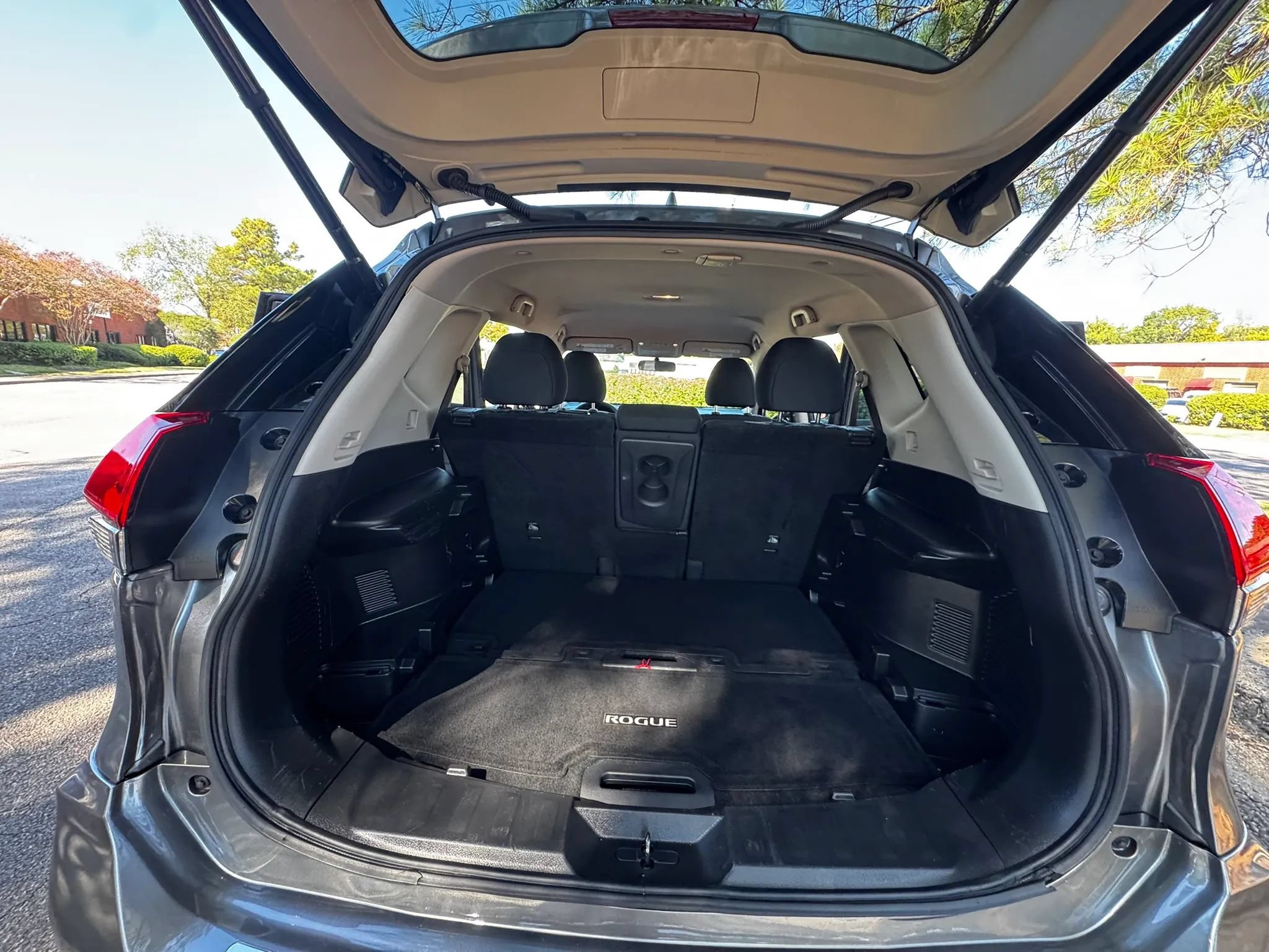 Used 2017 Nissan Rogue SV w/ SV Premium Package FWD image 22