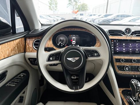 Used 2022 Bentley Bentayga AWD/4WD image 33
