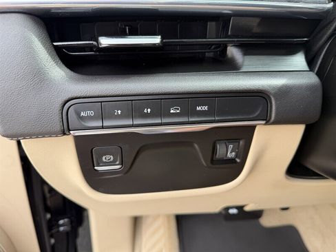 Used 2021 Cadillac Escalade Premium Luxury image 35