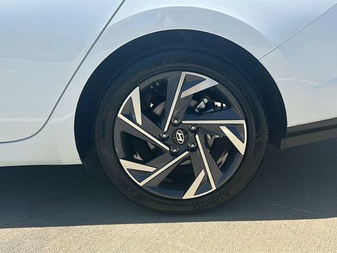 Used 2025 Hyundai Elantra Limited FWD image 18