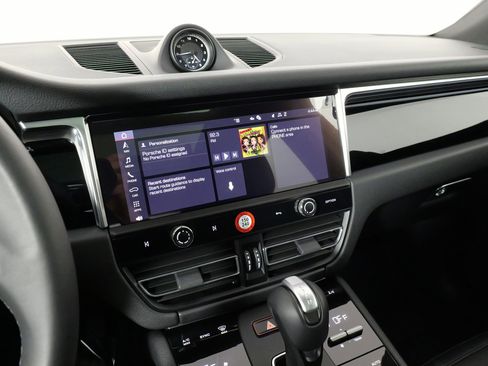 Used 2025 Porsche Macan image 52