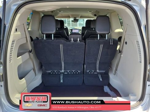 Used 2024 Chrysler Pacifica Touring-L FWD image 8