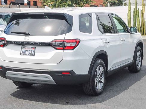 Used 2025 Honda Pilot EX-L image 9
