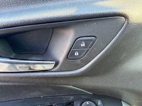 Used 2024 Chevrolet Trax RS w/ Sunroof Package FWD image 19