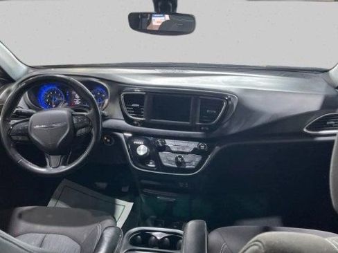 Used 2020 Chrysler Pacifica Touring w/ S Appearance Package image 10