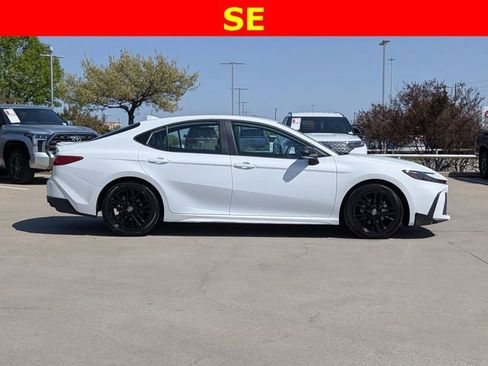 Used 2025 Toyota Camry SE w/ Convenience Package FWD image 4