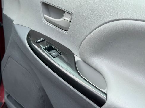 Used 2013 Toyota Sienna L FWD image 42