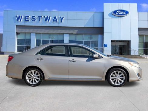 Used 2013 Toyota Camry XLE w/ Leather Pkg image 2