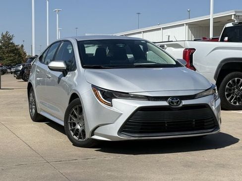 Used 2024 Toyota Corolla LE FWD image 2