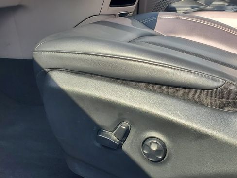 Used 2024 Chrysler Pacifica Touring-L FWD image 6