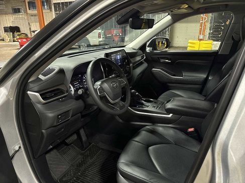 Used 2022 Toyota Highlander XLE AWD/4WD image 30